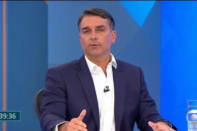 Flávio Bolsonaro durante sabatina na TV Globo