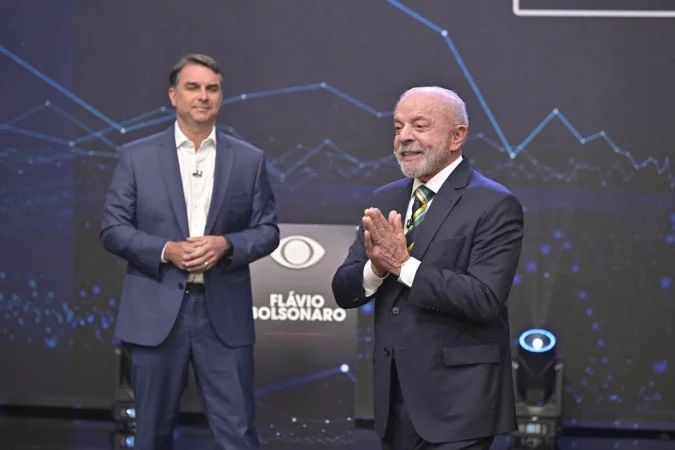 Lula e Flávio Bolsonaro em estúdio de debate