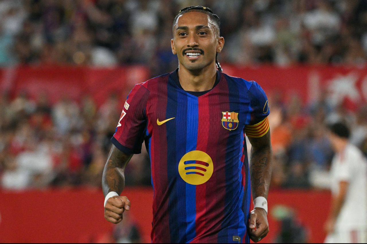 Raphinha comemorando gol pelo Barcelona
