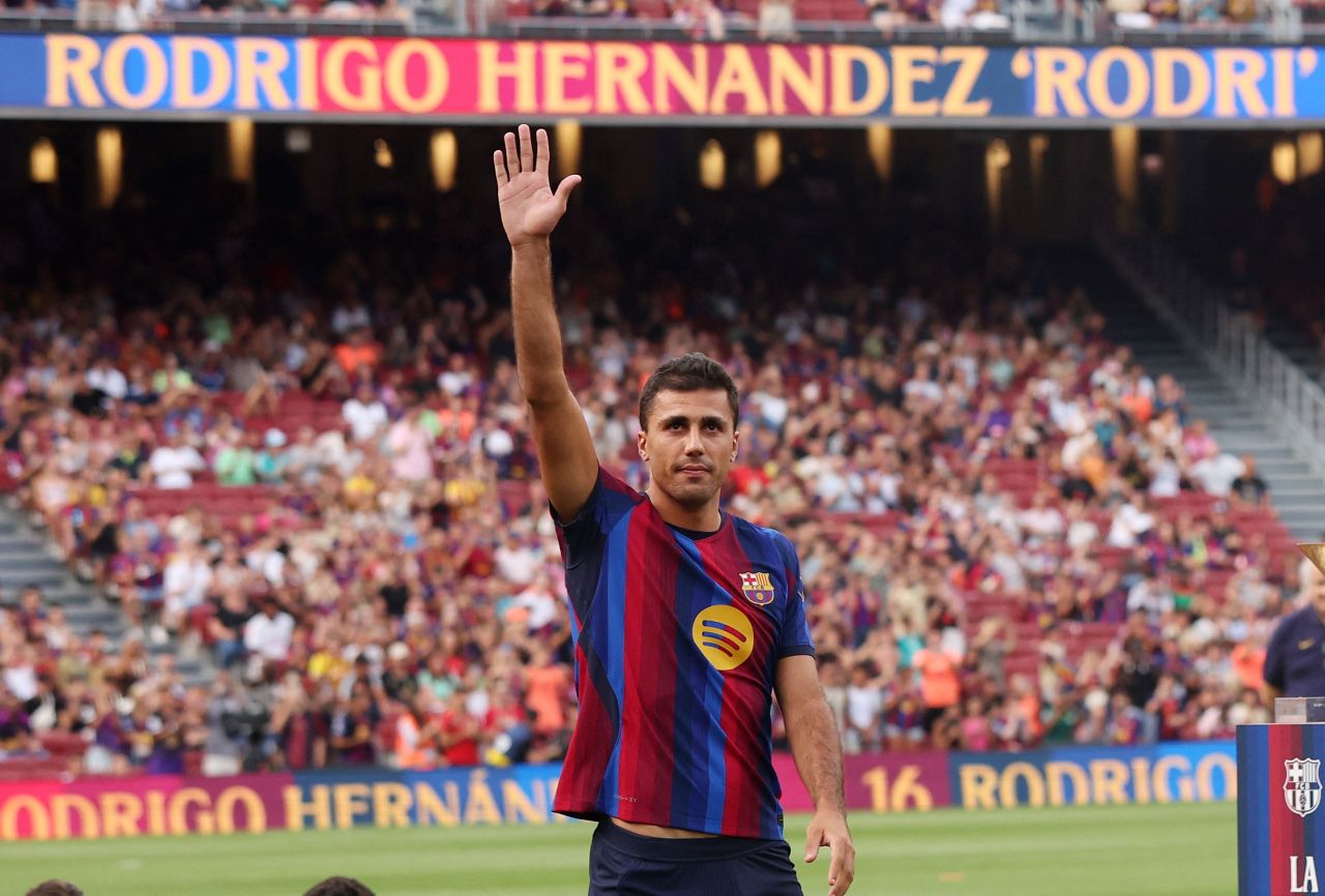 Rodri sendo apresentado pelo Barcelona diante da torcida