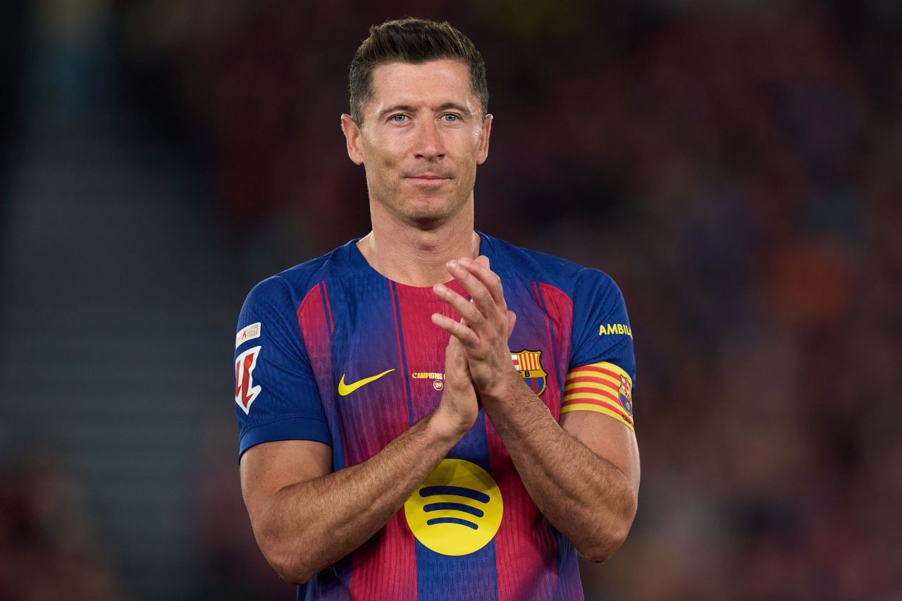 Robert Lewandowski no Camp Nou aplaudido pela torcida