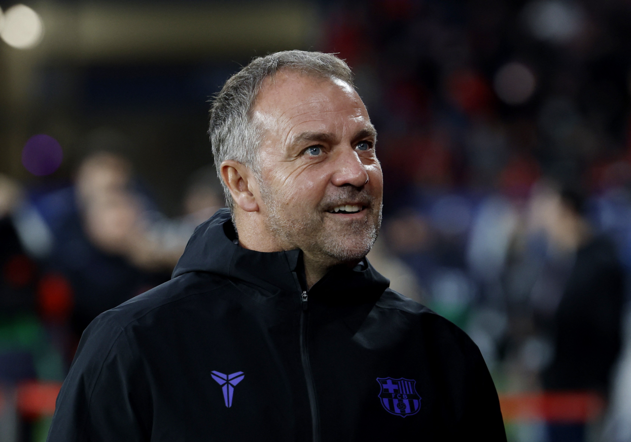 Hansi Flick celebra com jogadores após gol do Barcelona