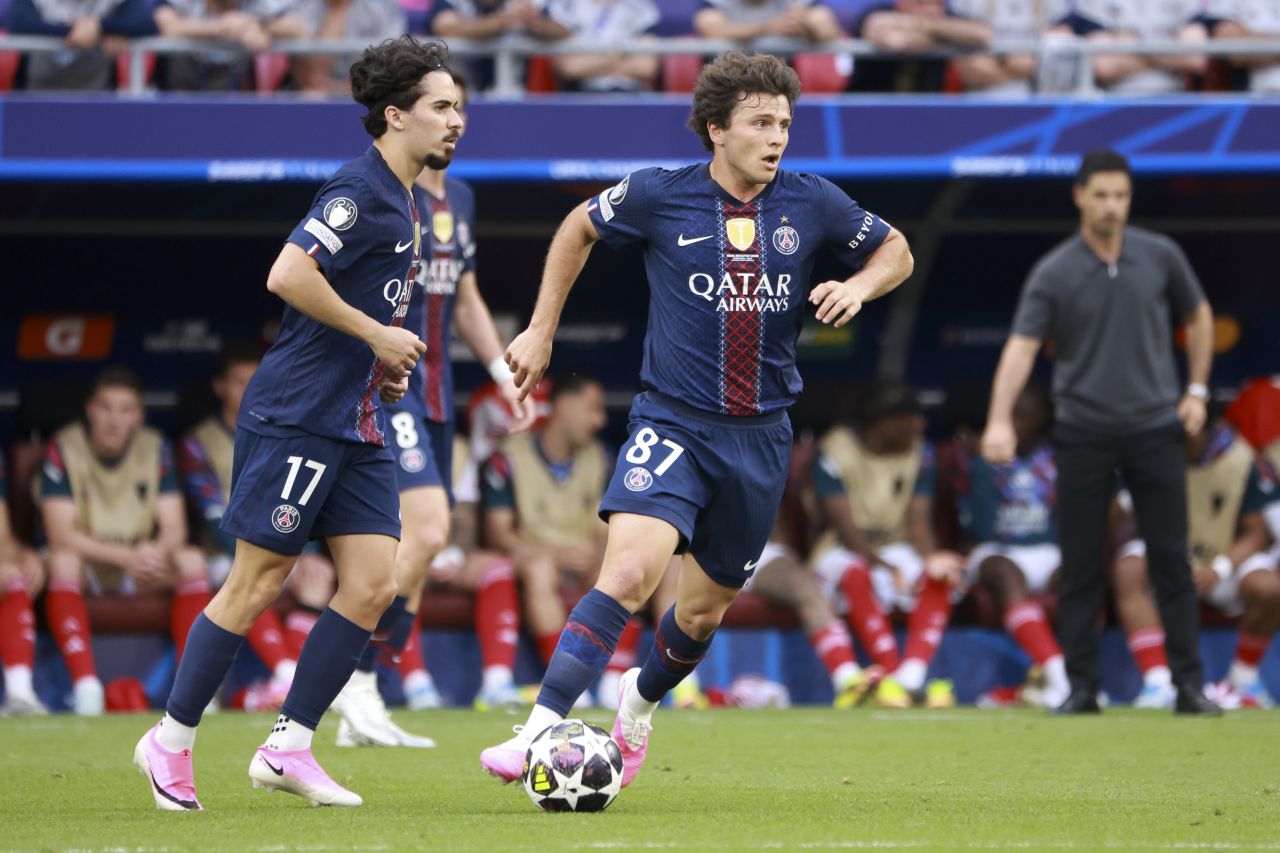 Vitinha e João Neves pelo PSG