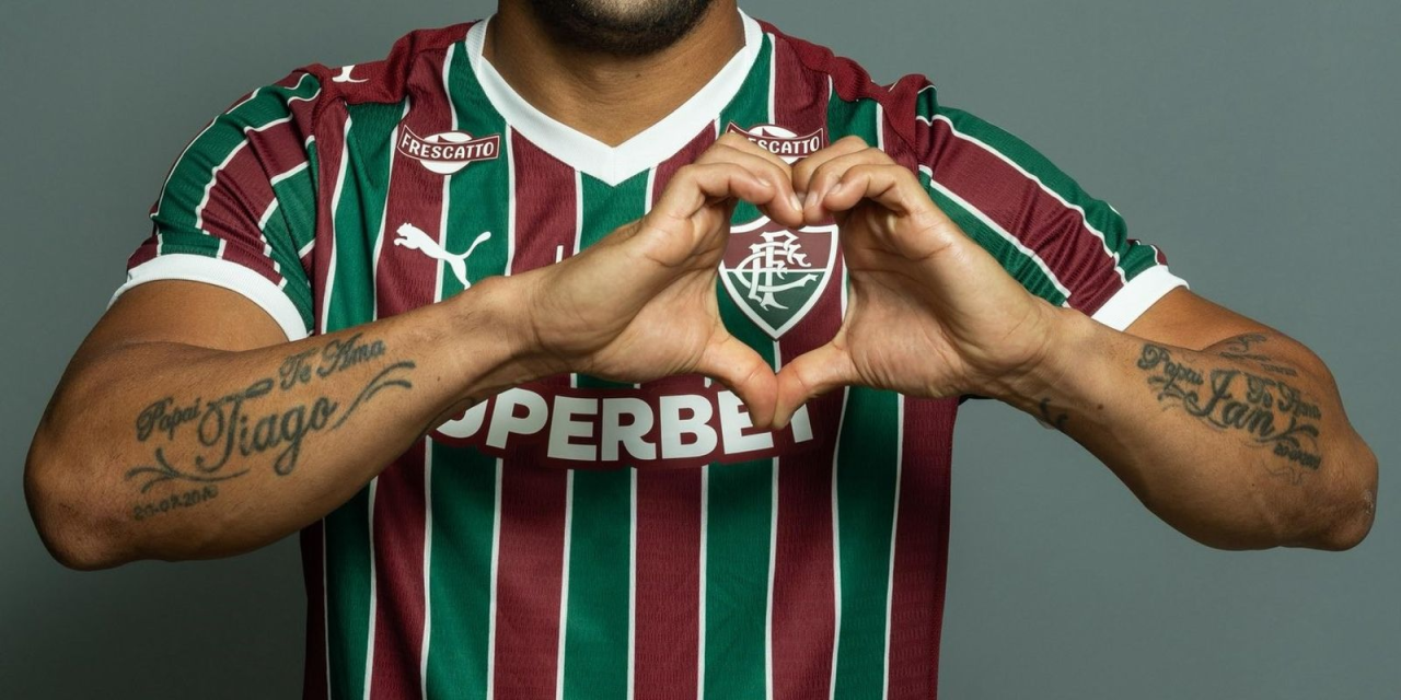 Hulk com a camisa do Fluminense