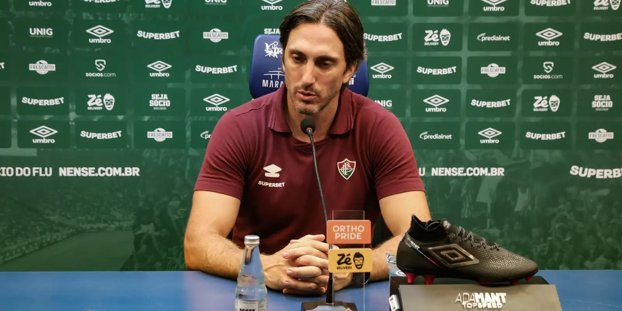 Luis Zubeldía no Maracanã durante partida do Fluminense