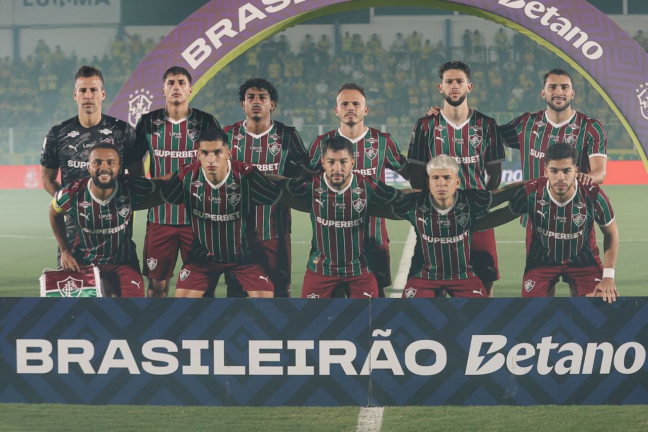 Jogadores do Fluminense em campo durante partida contra o Mirassol