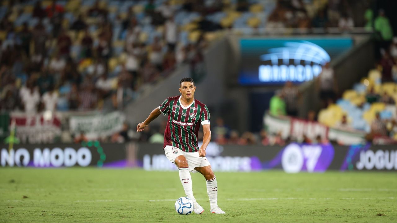 Thiago Silva lamentando no campo do Maracanã