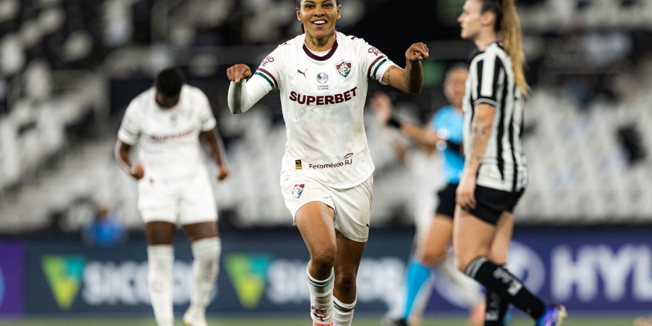 Jogadoras do Fluminense comemoram gol contra o Botafogo
