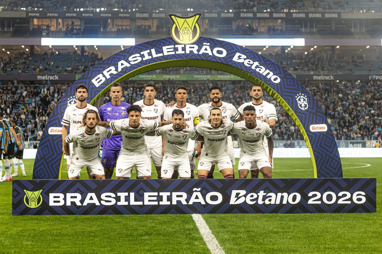 Time do Fluminense em campo durante empate contra o Grêmio