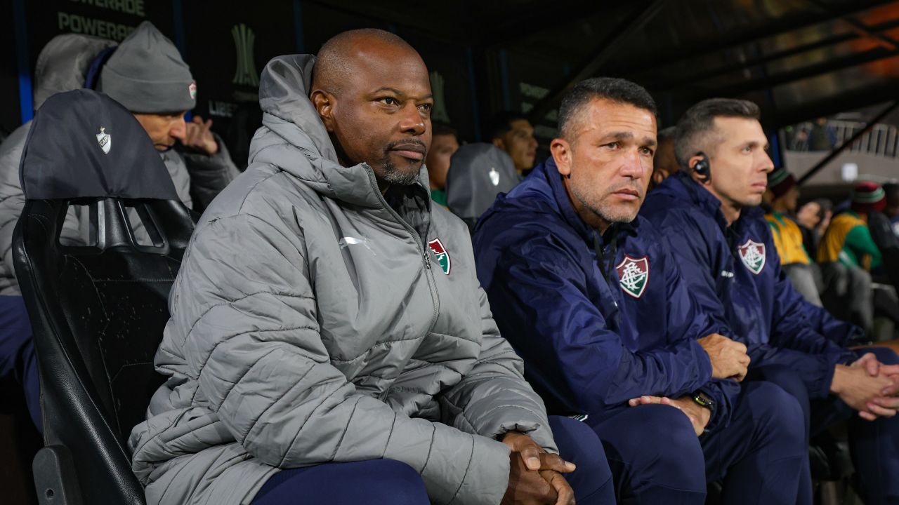 Marcão orienta elenco do Fluminense durante partida