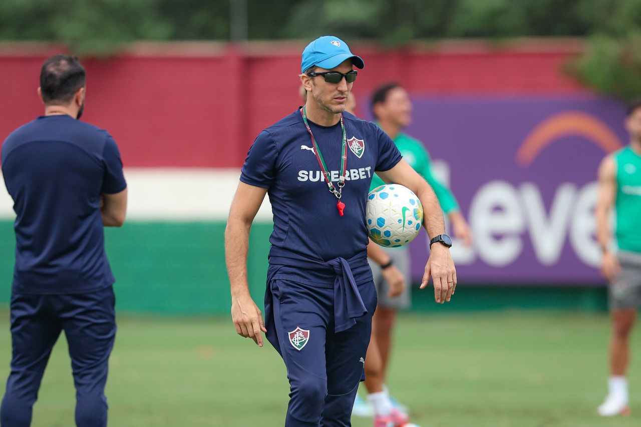 Zubeldía orienta treino do Fluminense antes do jogo contra o Grêmio
