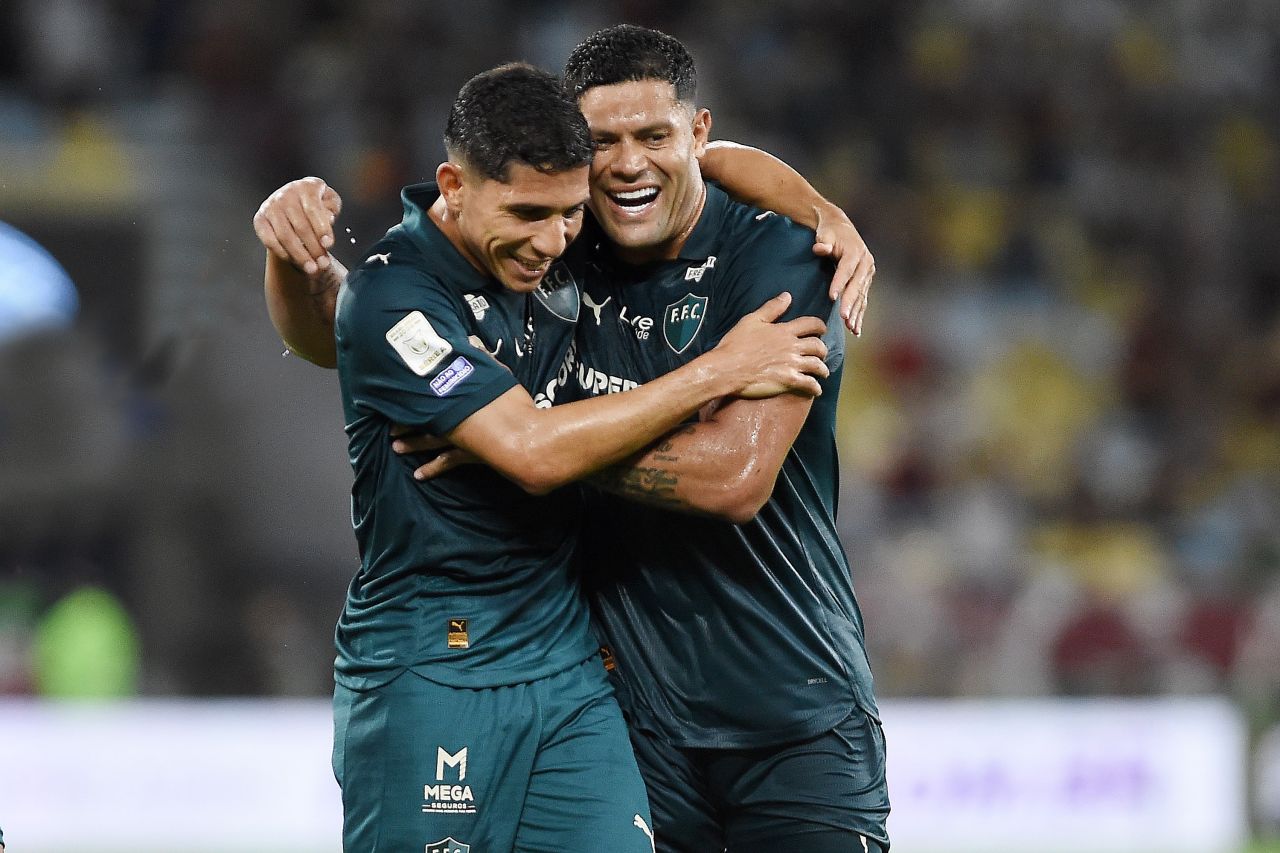 Hulk e Savarino comemoram gol pelo Fluminense