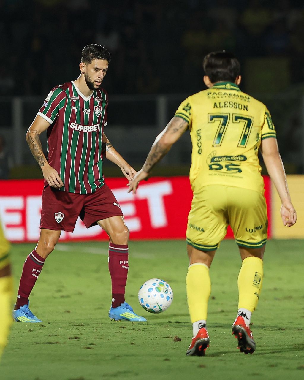 Jemmes conduz a bola em partida do Fluminense contra o Mirassol