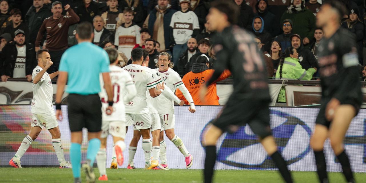 Jogadores do Fluminense comemoram classificação após partida contra Platense