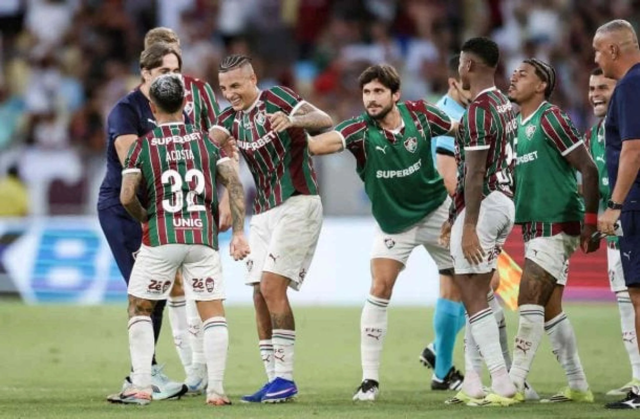 Jogadores do Fluminense comemorando em campo