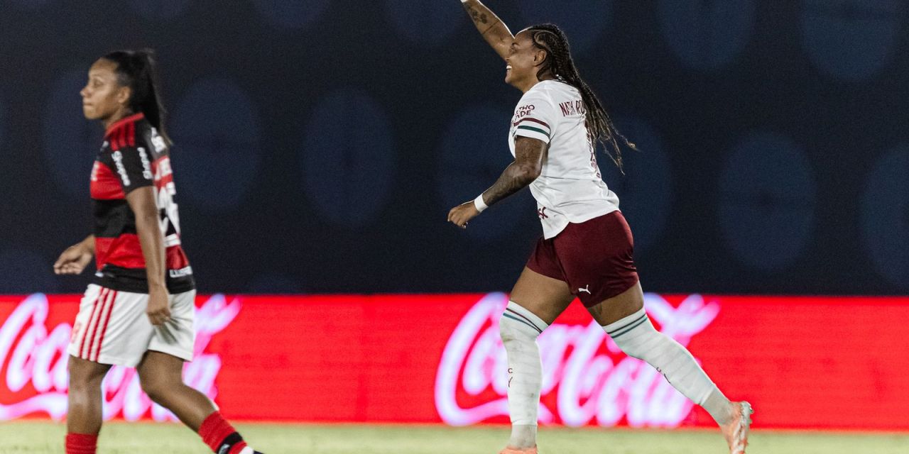 Jogadoras do Fluminense comemoram gol contra o Flamengo no Luso-Brasileiro