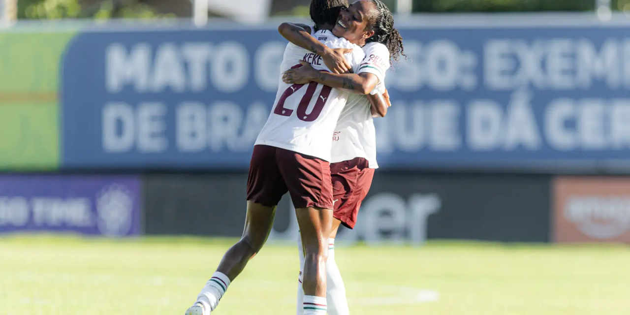 Jogadoras do Fluminense comemoram gol contra o Mixto