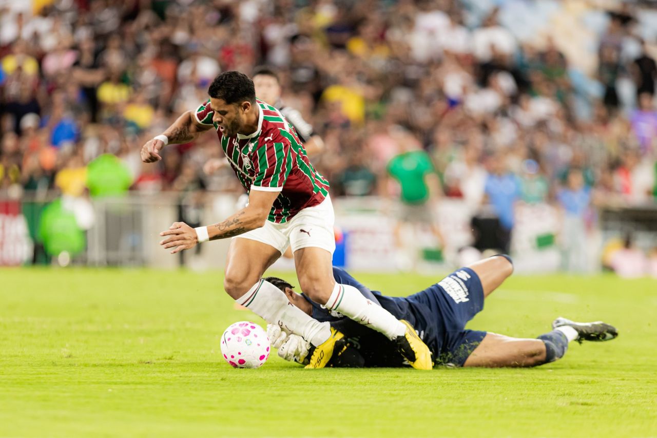 Hulk disputa bola pelo Fluminense
