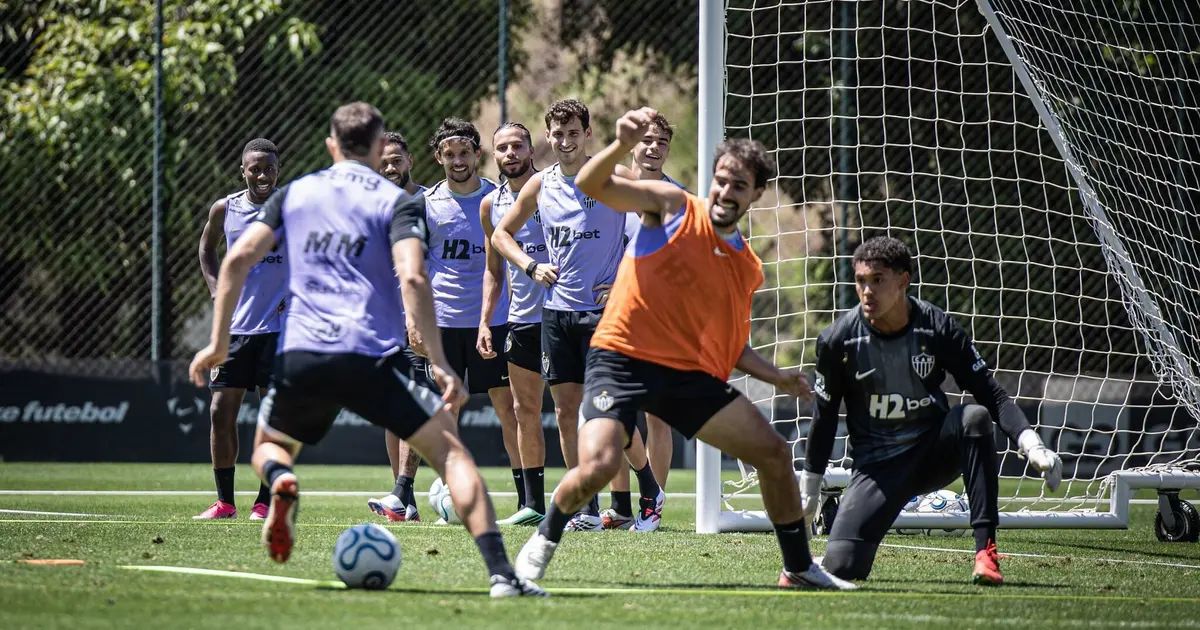 Jogadores do Atlético em treino na Arena MRV antes de jogo decisivo