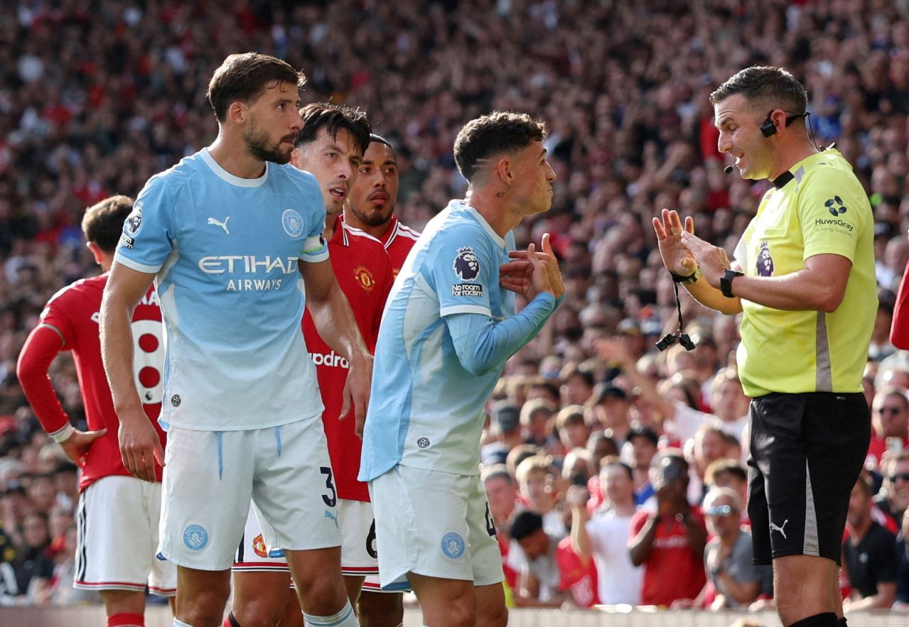Phil Foden saindo do gramado em Old Trafford