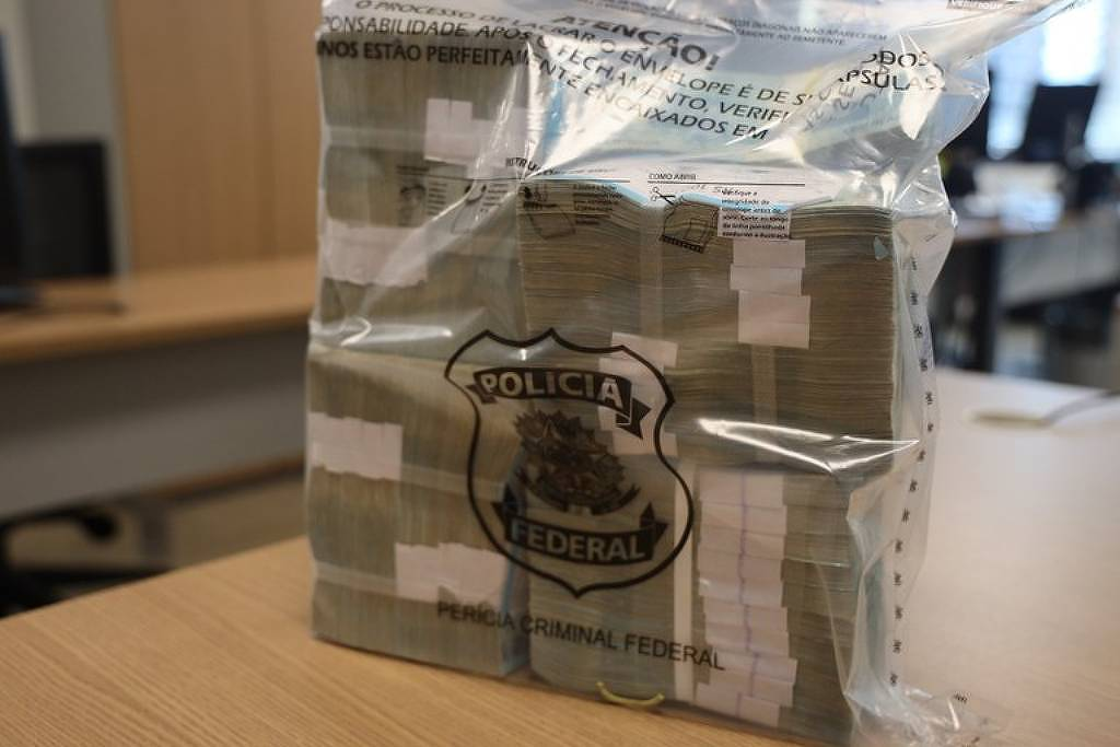 Auditório com participantes atentos a palestra