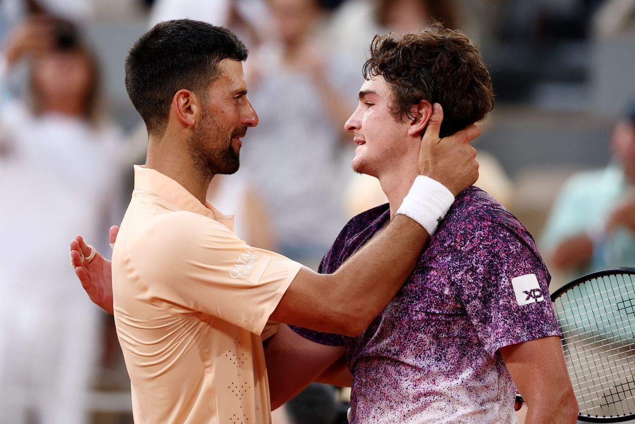João Fonseca e Novak Djokovic na quadra Philippe Chatrier em Roland Garros
