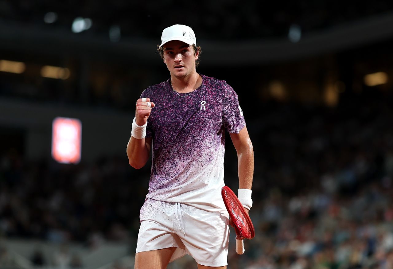 João Fonseca comemorando ponto contra Casper Ruud em Roland Garros