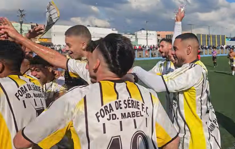 Jogadores do Fora de Série comemorando o título da Copa Edinho em Poá