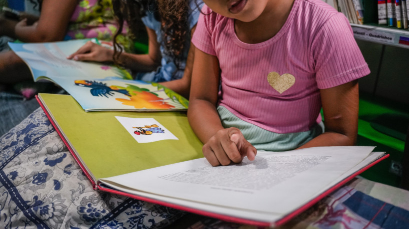 Crianças participando de oficina na Vila das Artes