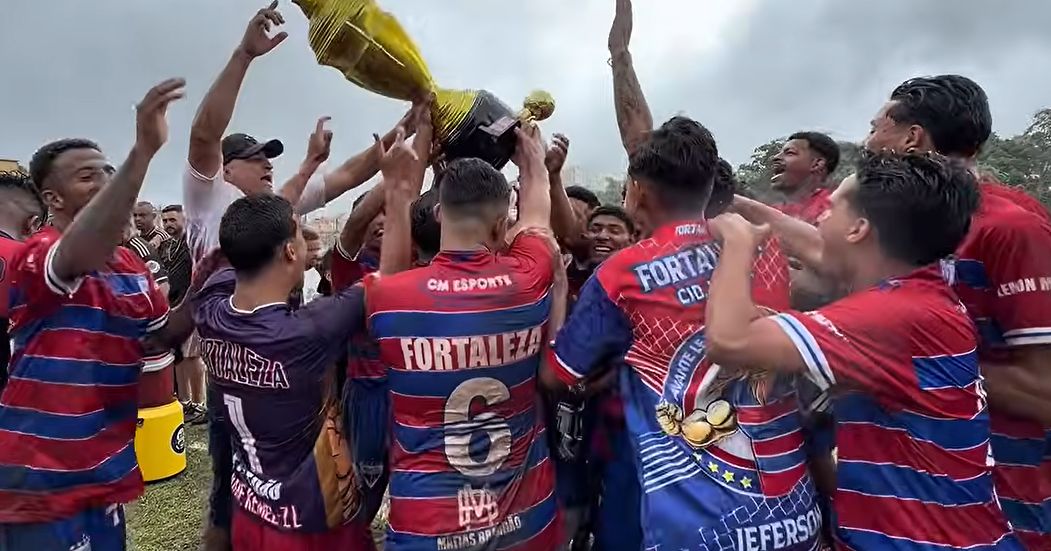 Jogadores do Fortaleza comemorando o título da Copa Entre Amigos em Poá
