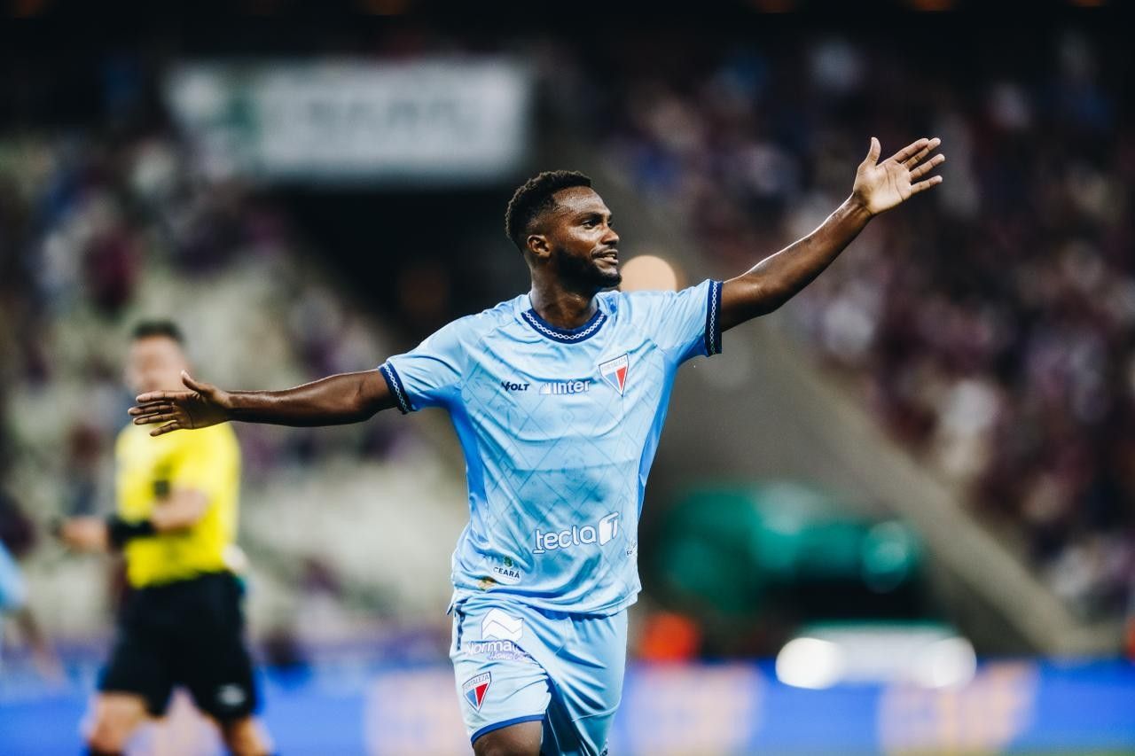 Vitinho comemorando gol contra o Vitória