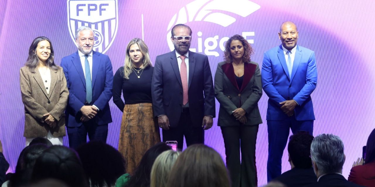 Jogadoras de futebol feminino em campo durante partida