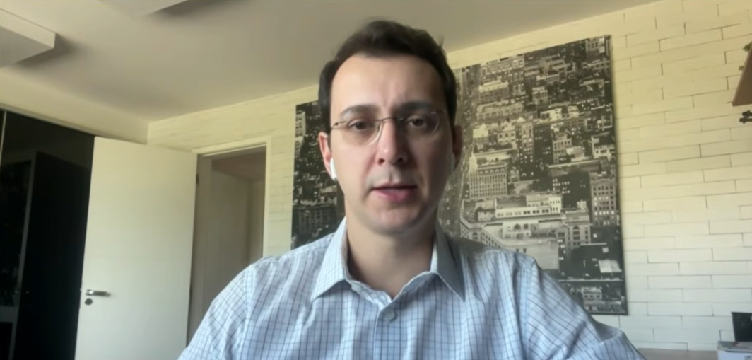 Economista fala sobre dívida pública em entrevista