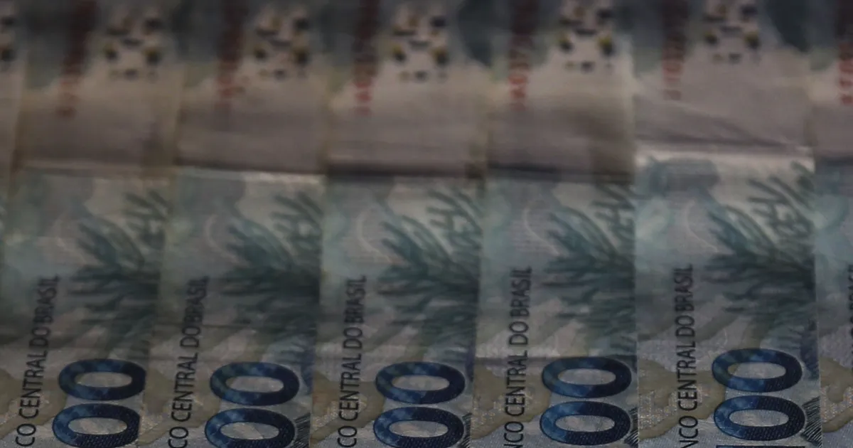 Pessoas com boletos e calculadora