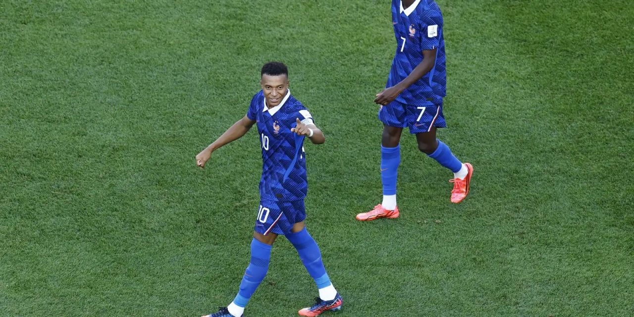 Kylian Mbappé comemorando gol pela seleção francesa