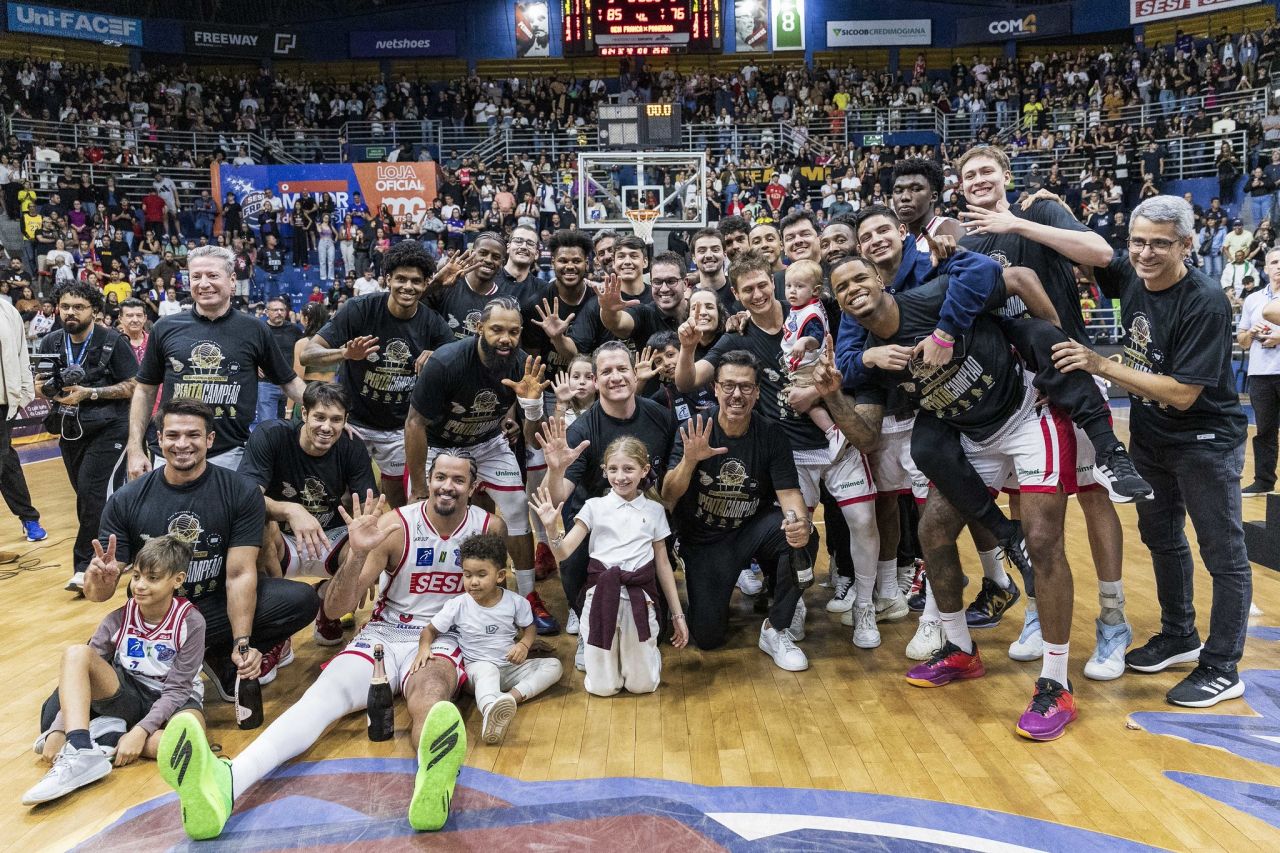 Jogadores do Franca comemorando o título do NBB