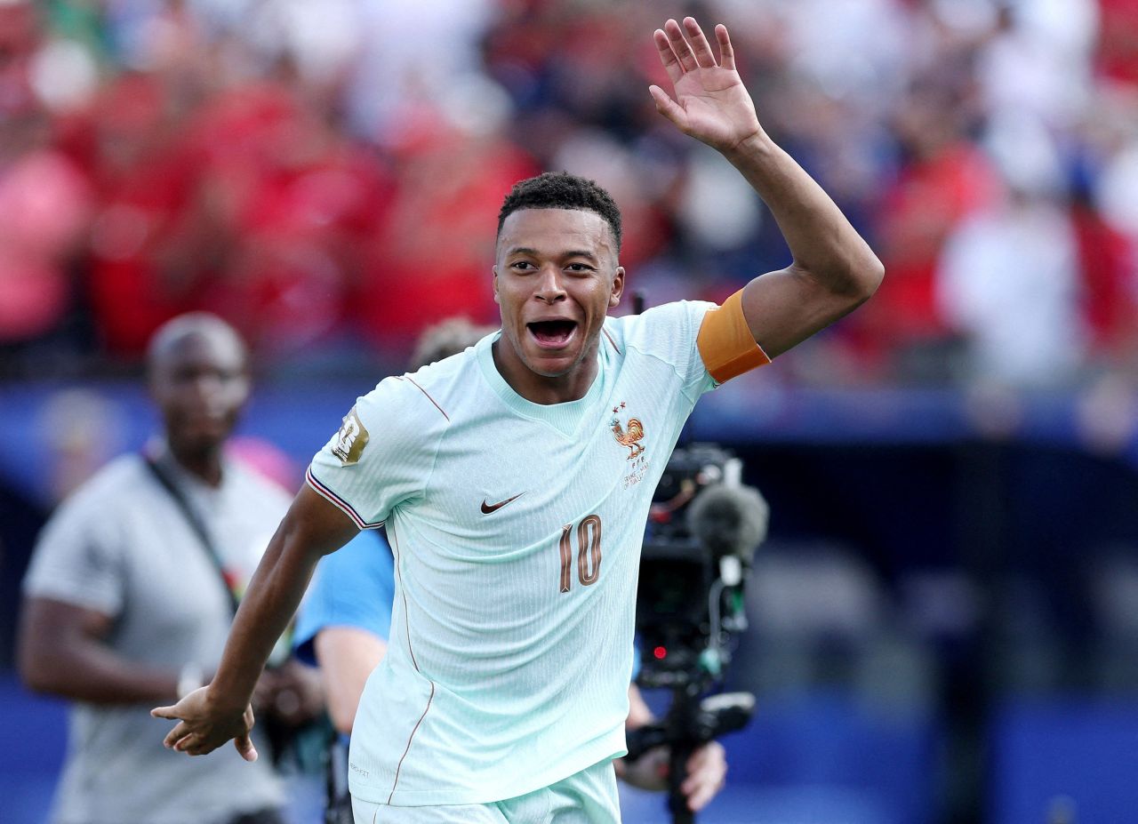 Mbappé comemorando gol contra Marrocos