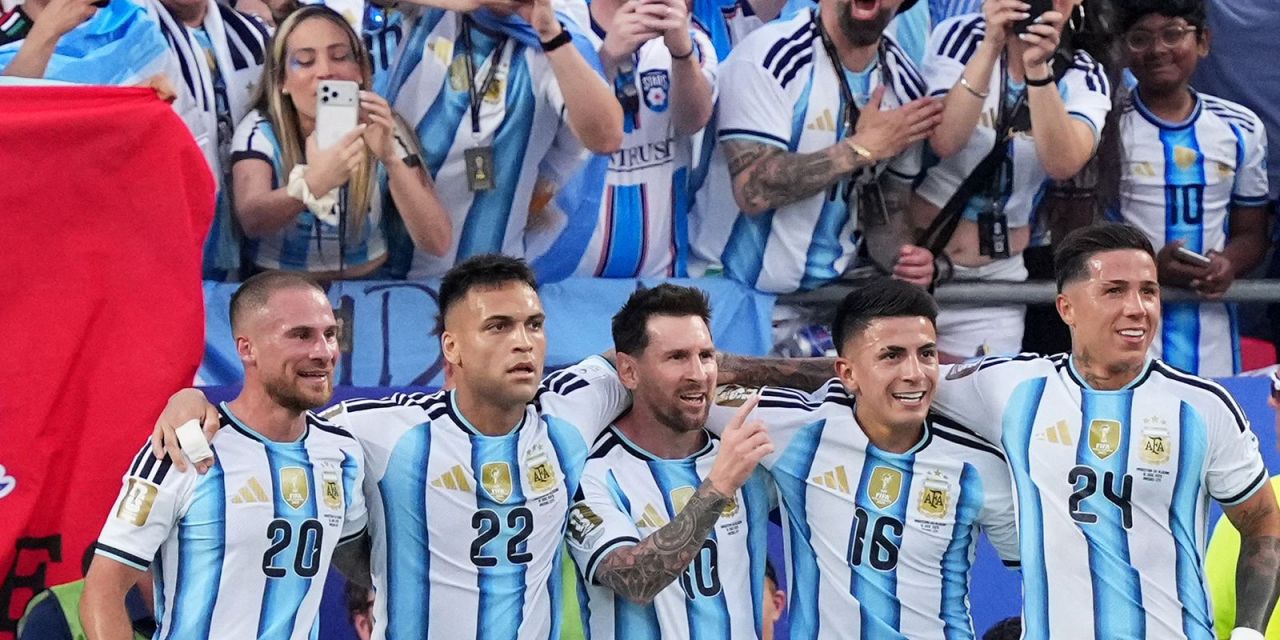 Jogadores em ação durante partida da Copa