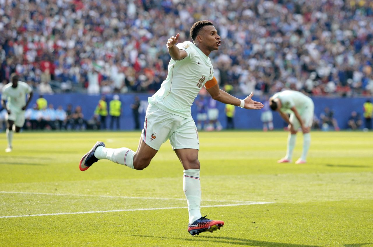 Kylian Mbappé comemorando gol contra o Marrocos