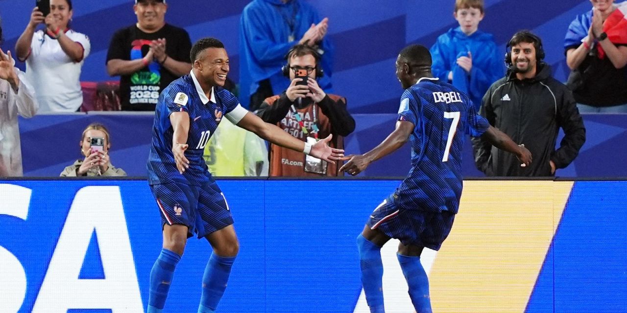 Kylian Mbappé comemorando gol na partida contra o Iraque