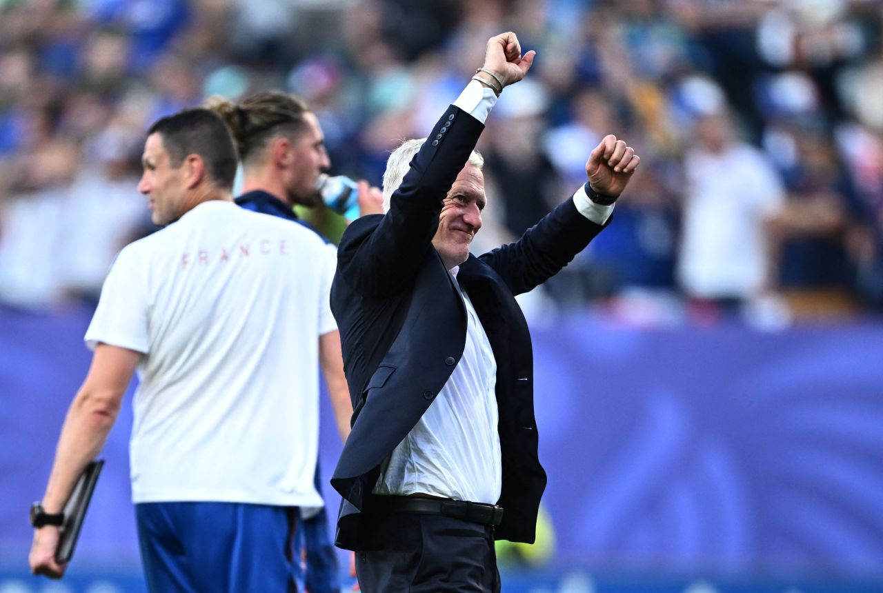 Didier Deschamps comemorando após partida