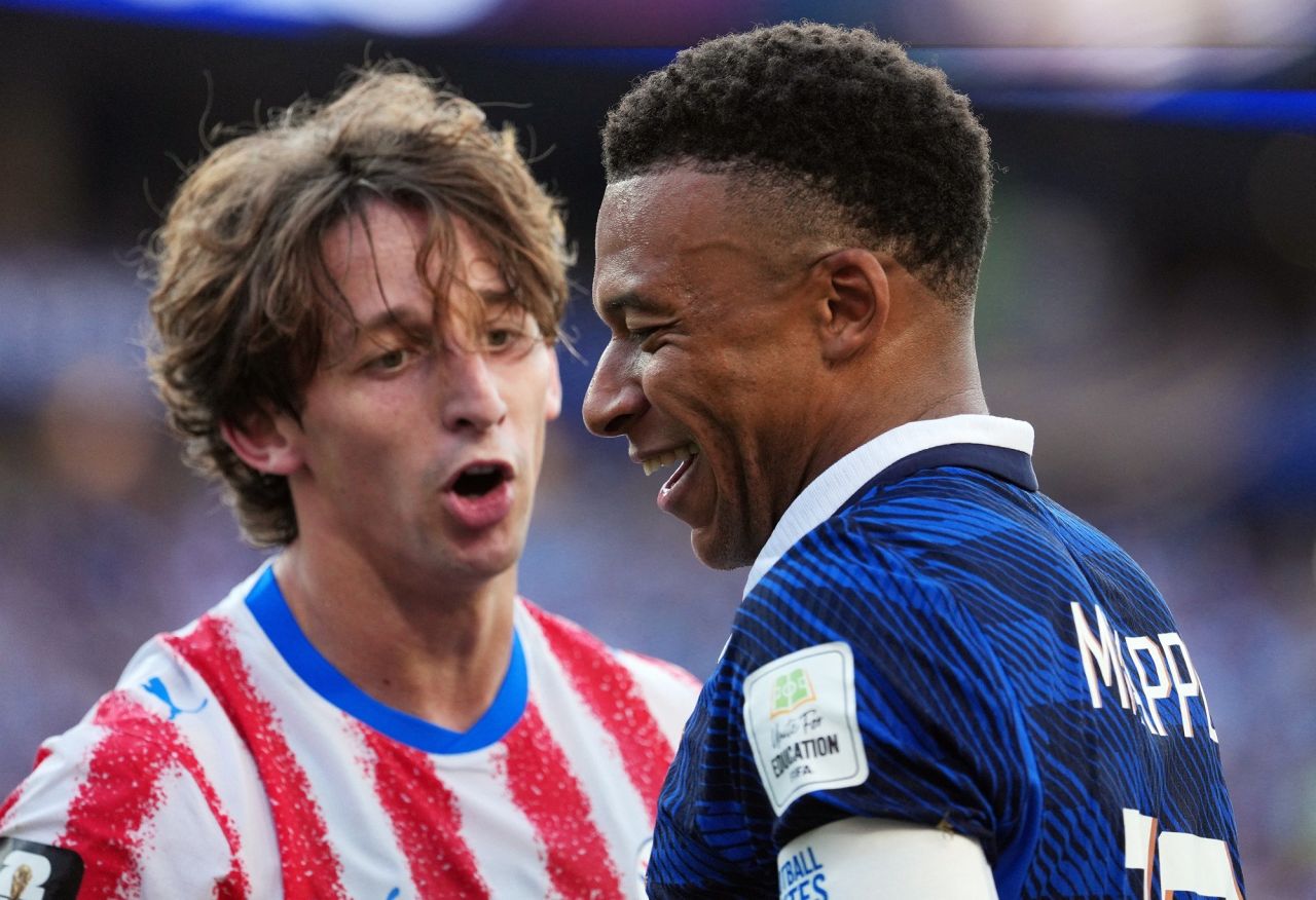 Mbappé rindo durante confusão após partida