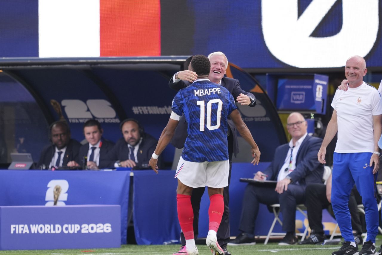 Mbappé abraça Deschamps após gol contra Suécia