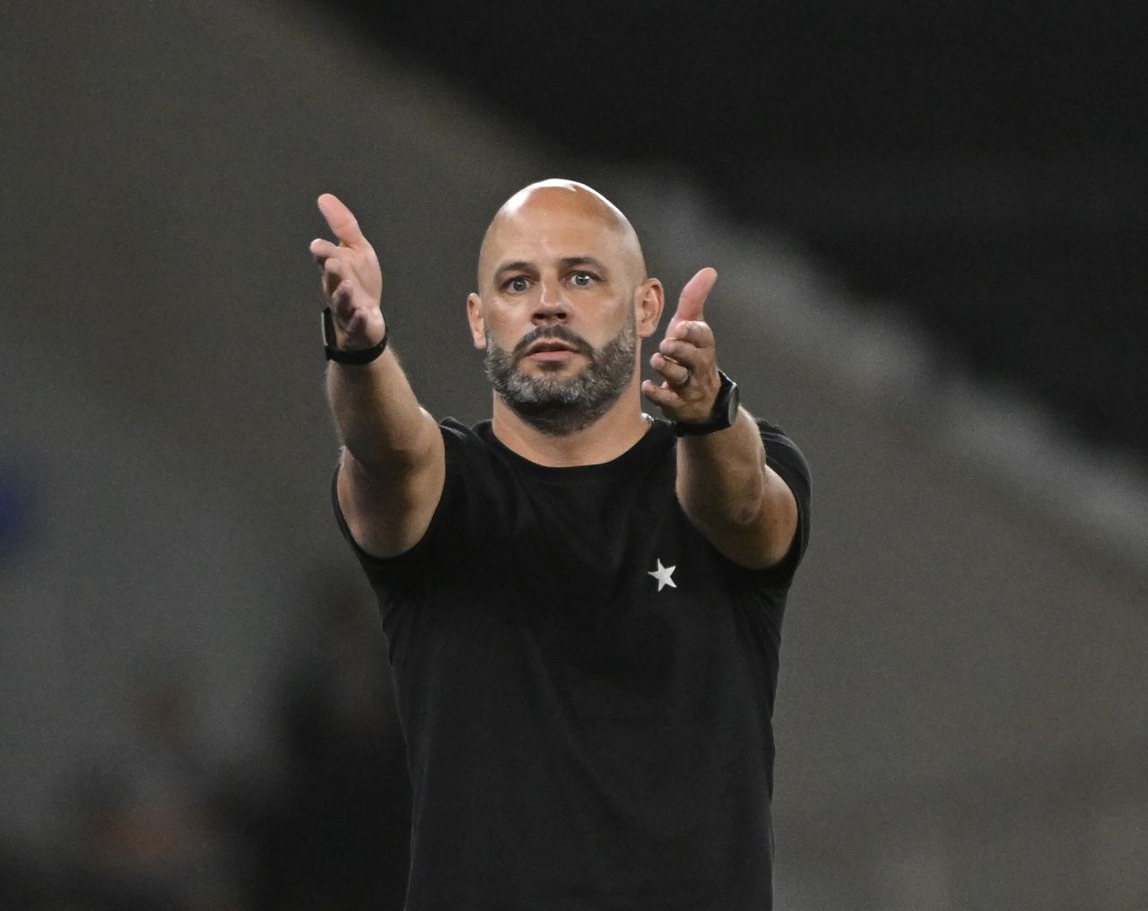 Franclim Carvalho no banco de reservas durante jogo do Botafogo