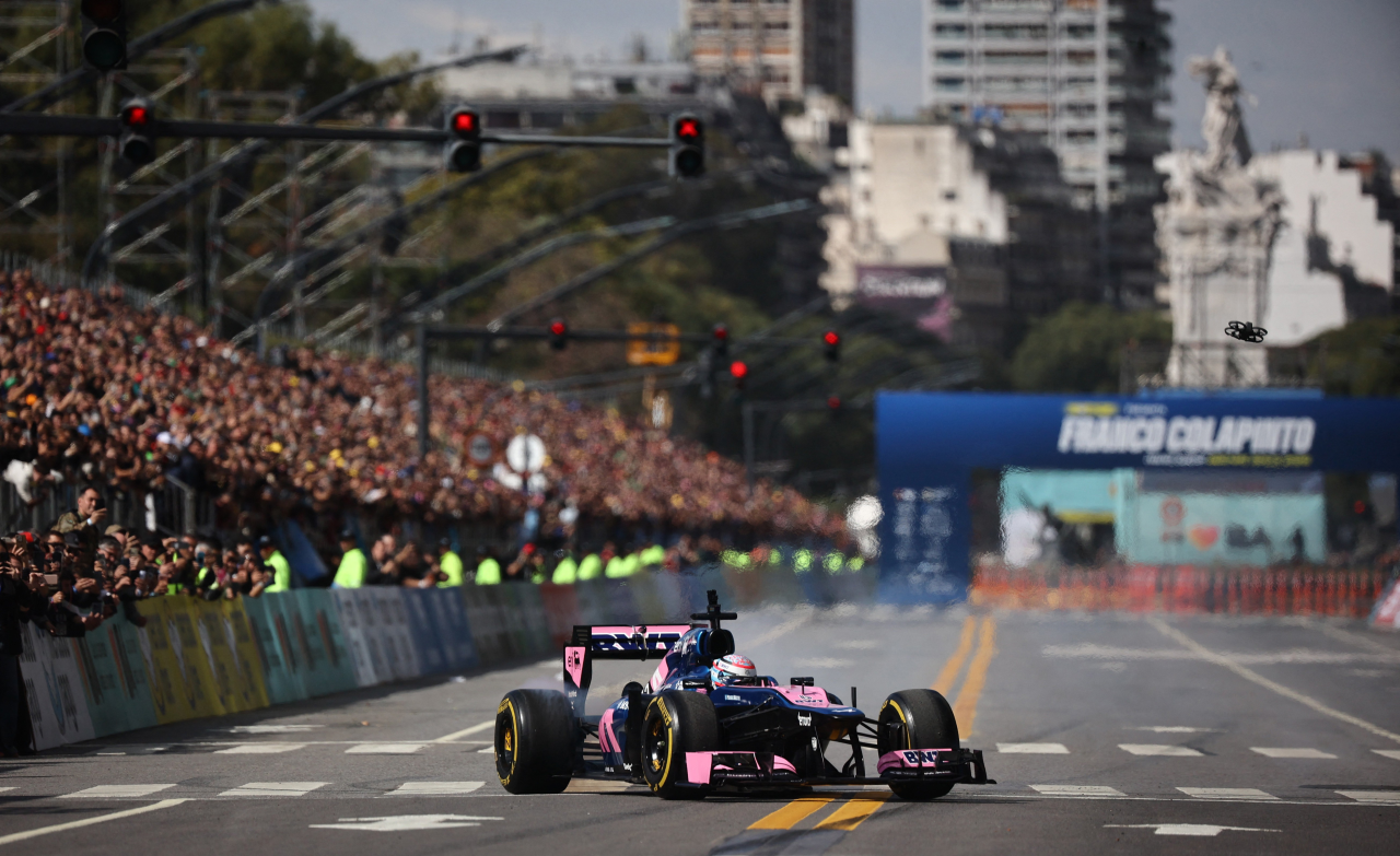 Franco Colapinto dirige carro de exibição nas ruas de Palermo