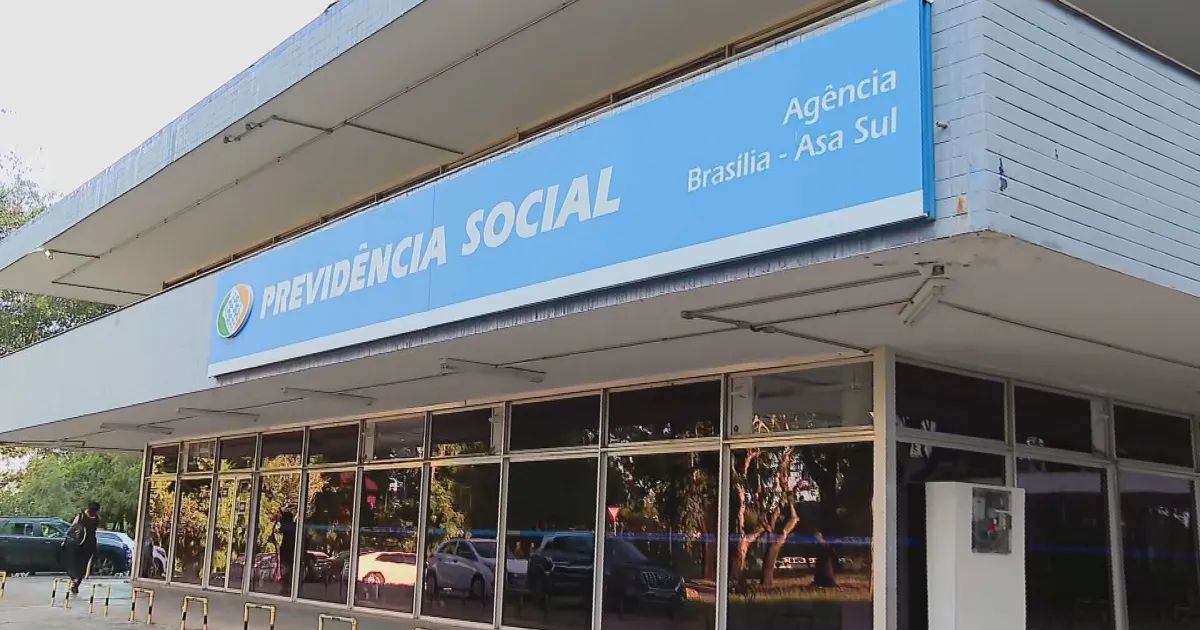 Documento e cartão do INSS sobre mesa