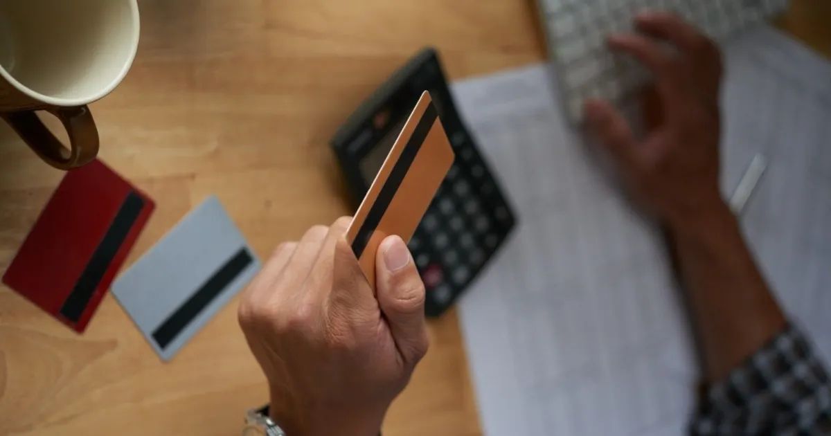 Aplicativo bancário exibindo controle de cartão