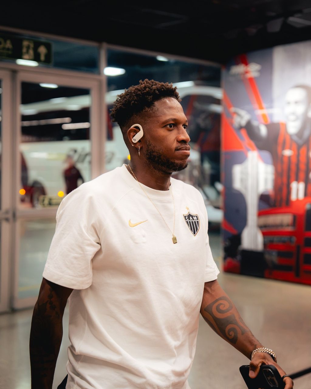 Fred lesionado deixando o campo após atendimento