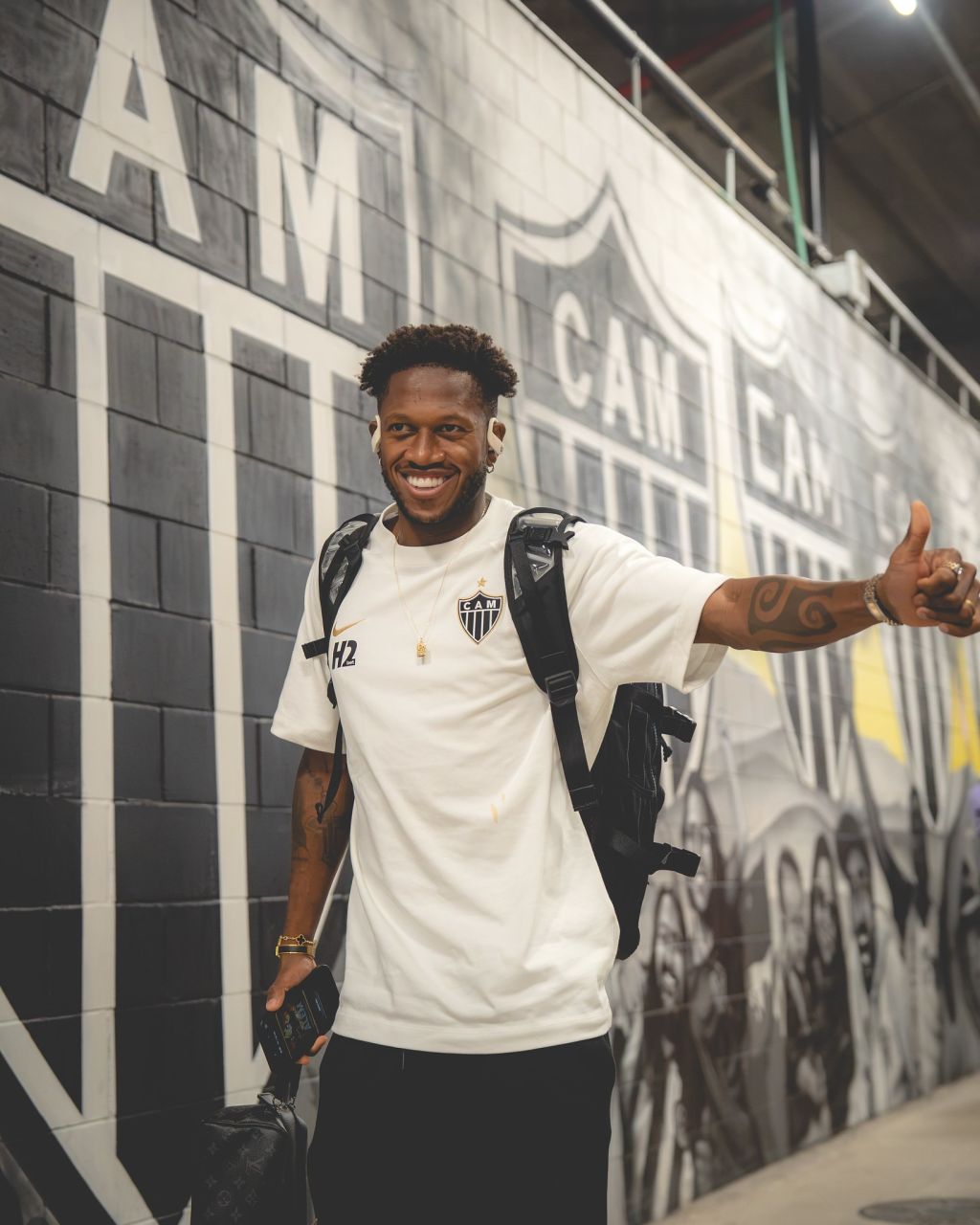 Fred celebra gol e abraço com companheiros após decisão contra o Cruzeiro na Arena MRV