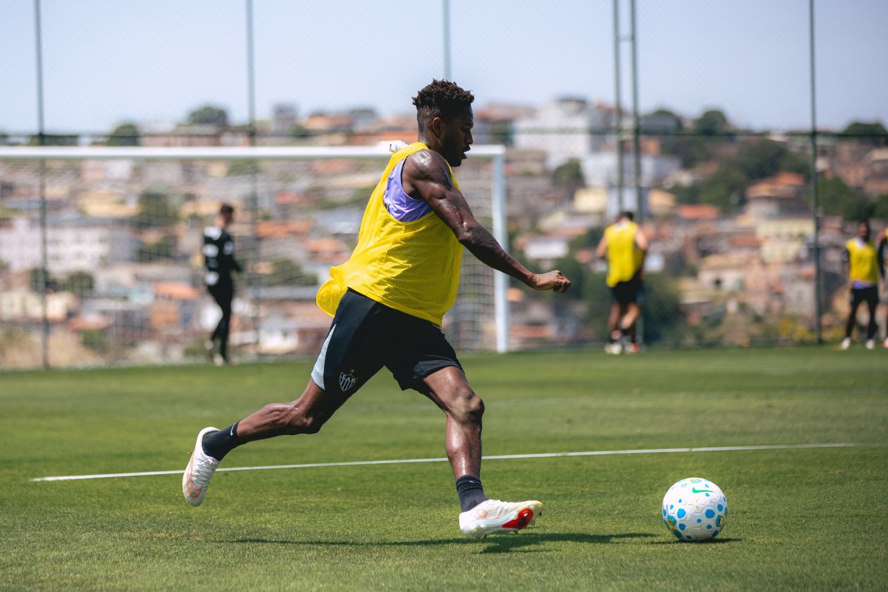 Fred finaliza e marca gol durante treino aberto do Atlético-MG